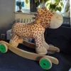 Tradera Giraffgunghäst Jollyroom med musik, går att gunga och även rullfunktion> Gunghästar & Åkdjur