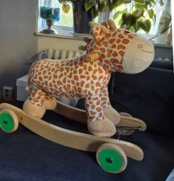 Tradera Giraffgunghäst Jollyroom med musik, går att gunga och även rullfunktion> Gunghästar & Åkdjur