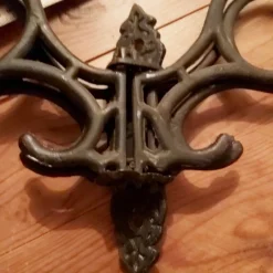 Tradera Gjutjärn klädhängare / klädkrok / väggkrok / svängbara krokar> Beslag & Reservdelar