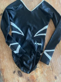 Tradera Gymnastik<Gk Elite svart gymnastikdräkt, storlek JUNIOR SMALL 2 st