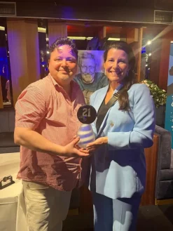 Tradera Glasprinsen Hockey Puck - Nr 9/100 - 10% går till Börje Salming ALS stiftelse^ Dekorationer