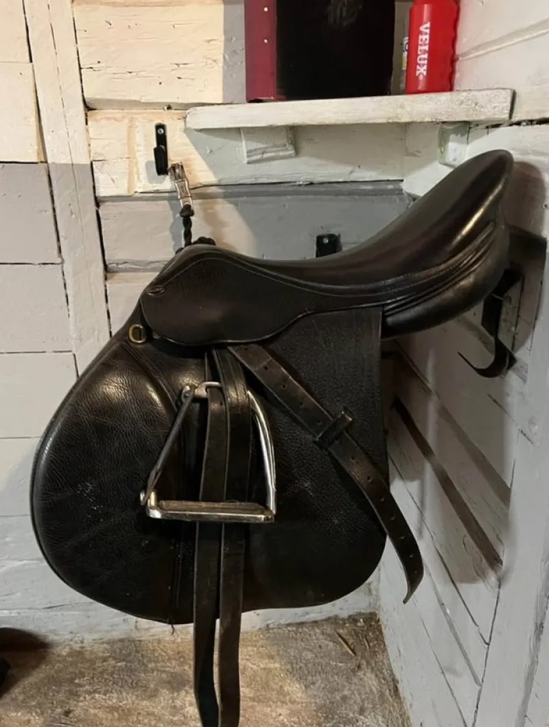 Tradera Häst & Ridsport<Globus hoppsadel 17,5