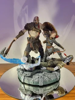 Tradera Samlarfigurer<God of War - Kratos & Atreus Staty
