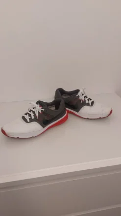 Tradera Golf<Golfskor Nike - Vit/Grå/Röd storlek 42!