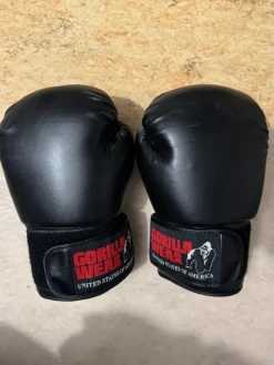 Tradera Boxning<Gorilla Boxningshandskar 12oz och Gorilla hand Wraps 4m