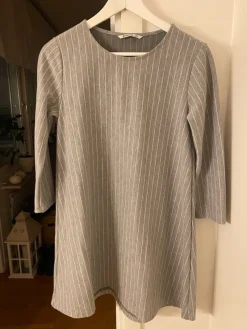 Tradera Grå, randig, kort klänning^ Damkläder