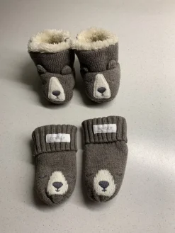 Tradera GRÅ STICKADE SKOR I STORLEK 15/16 OCH VANTAR.> Babyprodukter