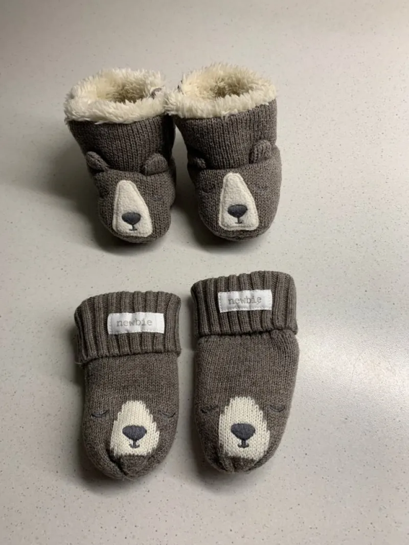 Tradera GRÅ STICKADE SKOR I STORLEK 15/16 OCH VANTAR.> Babyprodukter