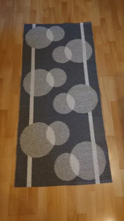 Tradera Grå Vit Plastmatta Horred med Cirklar Vändbar> Mattor