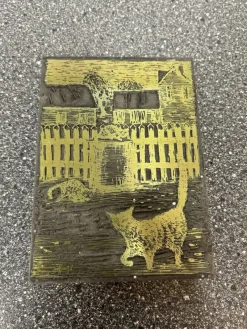 Tradera Gravyr stämpel med katter och hus> Övrig Antik & Design