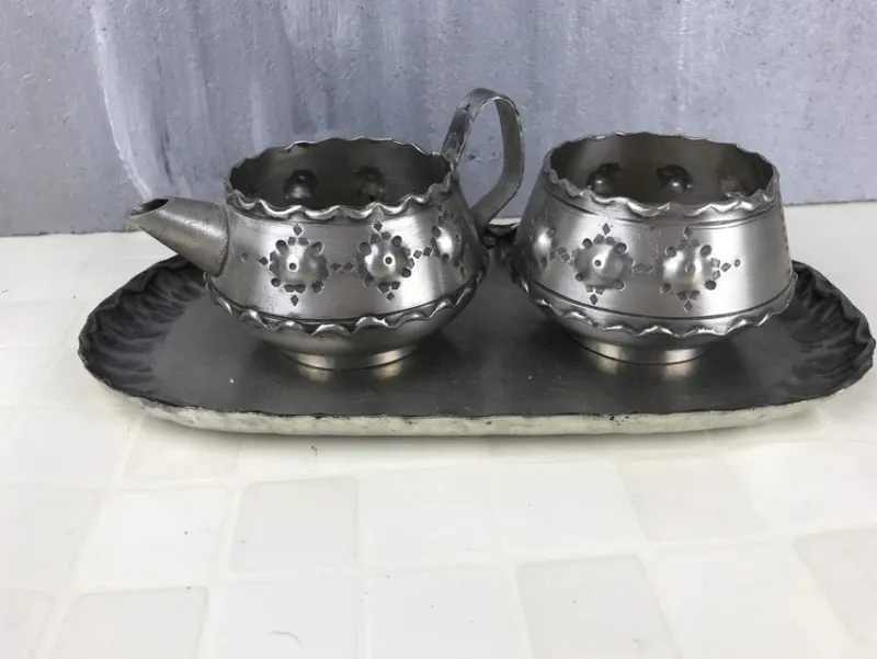 Tradera Gräddkanna och sockerskål på bricka norskt tenn> Tenn & Mässing