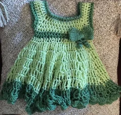 Tradera Grön dockklänning, handvirkad 30 cm^ Baby, Barn & Lek