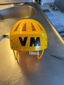Tradera Hockey & Skridskor<Gul Jofa hockeyhjälm VM bra skick.