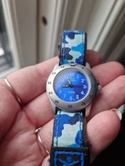 Tradera GUL vattentät barnklocka i mycket gott skick^ Barnklockor