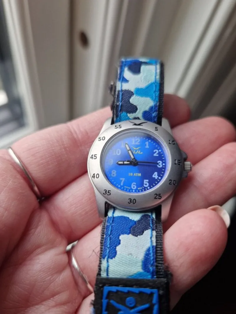 Tradera GUL vattentät barnklocka i mycket gott skick^ Barnklockor