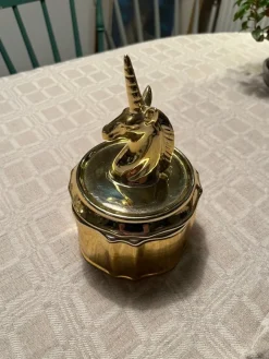 Tradera Smyckeskrin & -förvaring<Guldfärgad smyckeskrin med enhörning