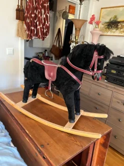 Tradera Gunghäst i svart med sadel. Retro vintage> Gunghästar & Åkdjur