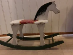 Tradera Gunghäst i trä 1900-talet början. Vintage> Gunghästar & Åkdjur