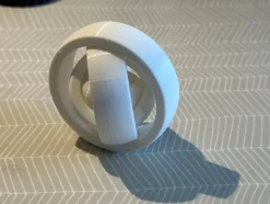 Tradera Gyro-ring, vit> Fidgets