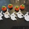 Tradera Halloween, höstpynt, inredning, 4 virkade pumpor och 5 spöken, bomullsgarn.^ Hantverk