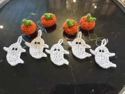 Tradera Halloween, höstpynt, inredning, 4 virkade pumpor och 5 spöken, bomullsgarn.^ Hantverk