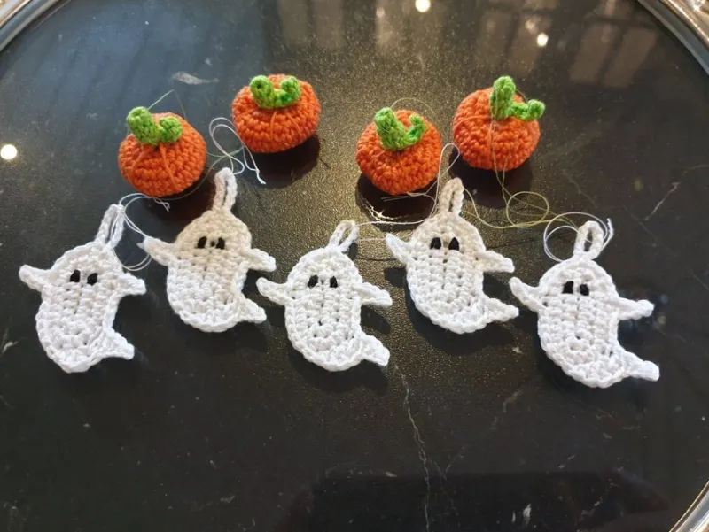 Tradera Halloween, höstpynt, inredning, 4 virkade pumpor och 5 spöken, bomullsgarn.^ Hantverk