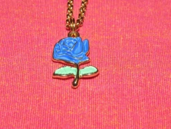 Tradera Egendesignade Smycken<Halsband ca 49-50 cm med blå ros av emalj/zinklegering/rostfritt stål/kedja.