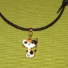 Tradera Egendesignade Smycken<Halsband ca 40-66 cm med katt av emalj berlock/metall/läder.