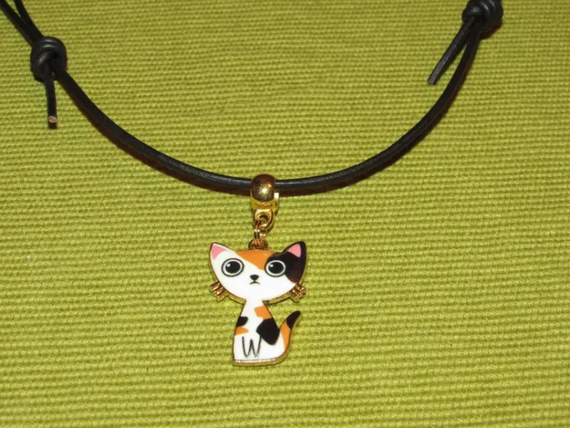 Tradera Egendesignade Smycken<Halsband ca 40-66 cm med katt av emalj berlock/metall/läder.