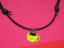 Tradera Egendesignade Smycken<Halsband ca 40-66 cm med katt i kopp av emalj berlock/metall/läder.