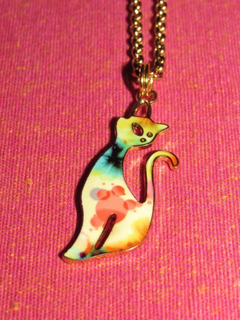 Tradera Egendesignade Smycken<Halsband ca 49-50 cm med katt av emalj/rostfritt stål/kedja.