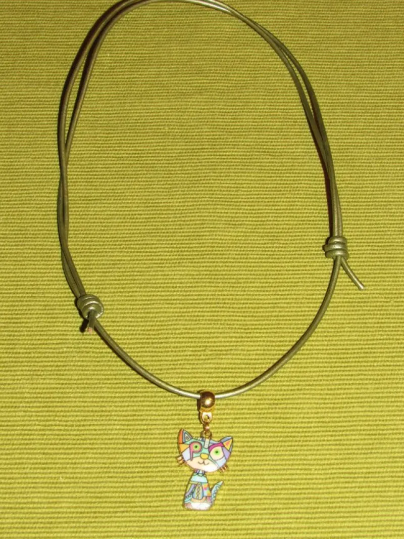 Tradera Egendesignade Smycken<Halsband ca 40-66 cm med katt av emalj berlock/metall/läder.