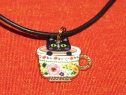 Tradera Egendesignade Smycken<Halsband ca 40-66 cm med katt i kopp av emalj berlock/metall/läder.