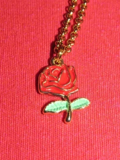 Tradera Egendesignade Smycken<Halsband ca 49-50 cm med röd ros av emalj/zinklegering/rostfritt stål/kedja.