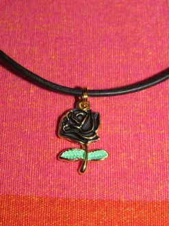 Tradera Egendesignade Smycken<Halsband ca 40-66 cm med svart ros av emalj berlock/metall/läder.