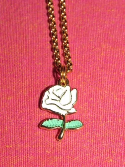 Tradera Egendesignade Smycken<Halsband ca 49-50 cm med vit ros av emalj/zinklegering/rostfritt stål/kedja.