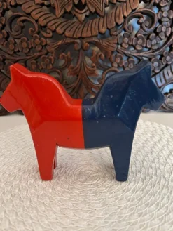 Tradera Halv röd, halv blå Dalahäst från Nils Olsson i Nusnäs^ Dalahästar