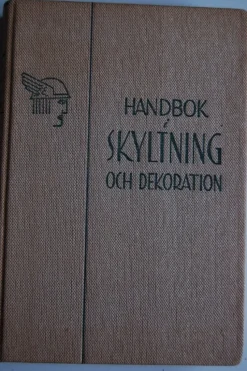 Tradera Handbok i skyltning och dekoration. av Oscar Lundkvist> Kurslitteratur & Undervisning