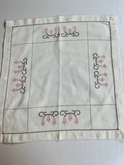 Tradera Handbroderad duk. Broderad. Ca 38*40 cm^ Inredning & Hushåll