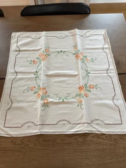 Tradera Handbroderad duk 65x65 cm - Vintage> Textilier