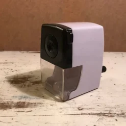 Tradera Pennor & Tillbehör<Handdriven pennvässare, vit och svart