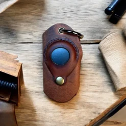 Tradera Handgjord Lädernyckelhållare- Med Plats för AirTag eller Egen Tag!> Nyckelringar & Nyckelfodral