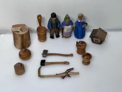 Tradera Samlarfigurer<handgjord träfigur samling - bonde, gumma, flicka & tillbehör - retro 1900-tal