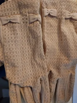 Tradera Handskar BEIGE crepenylon 60-tal M/Längd ca 20 cm> Handskar & Vantar