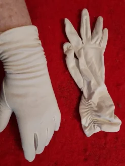 Tradera Handskar BENVITA 50-tal Storlek M/Längd ca 25 cm> Handskar & Vantar