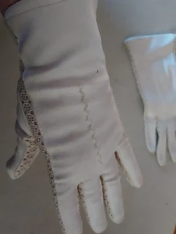 Tradera handskar KRITVITA VINYL/SPETS 70-tal stl. MEDIUM> Handskar & Vantar