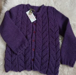 Tradera Handstickad hålstickad barnkofta, lila, 5-6 år, bladmönster, hålmönster^ Baby, Barn & Lek