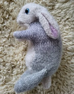 Tradera Handstickad kanin i grått och vitt^ Baby, Barn & Lek