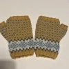 Tradera Handstickade Senapsgula vantar i. 100% merino> Handskar & Vantar