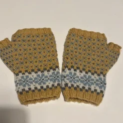 Tradera Handstickade Senapsgula vantar i. 100% merino> Handskar & Vantar